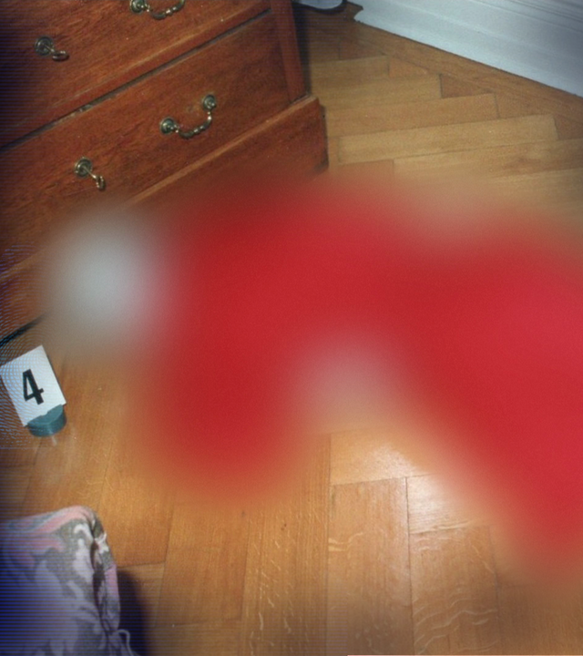 Eine Leiche (technisch verfremdet) in rotem Bademantel liegt auf einem Parkettboden. In Hintergrund ein antiker Schrank mit drei Schubladen. Eine Markierung der Spurensicherung zeigt die Ziffer 4. Links daneben: Lichtschematische Darstellung eines Fingerabdrucks.