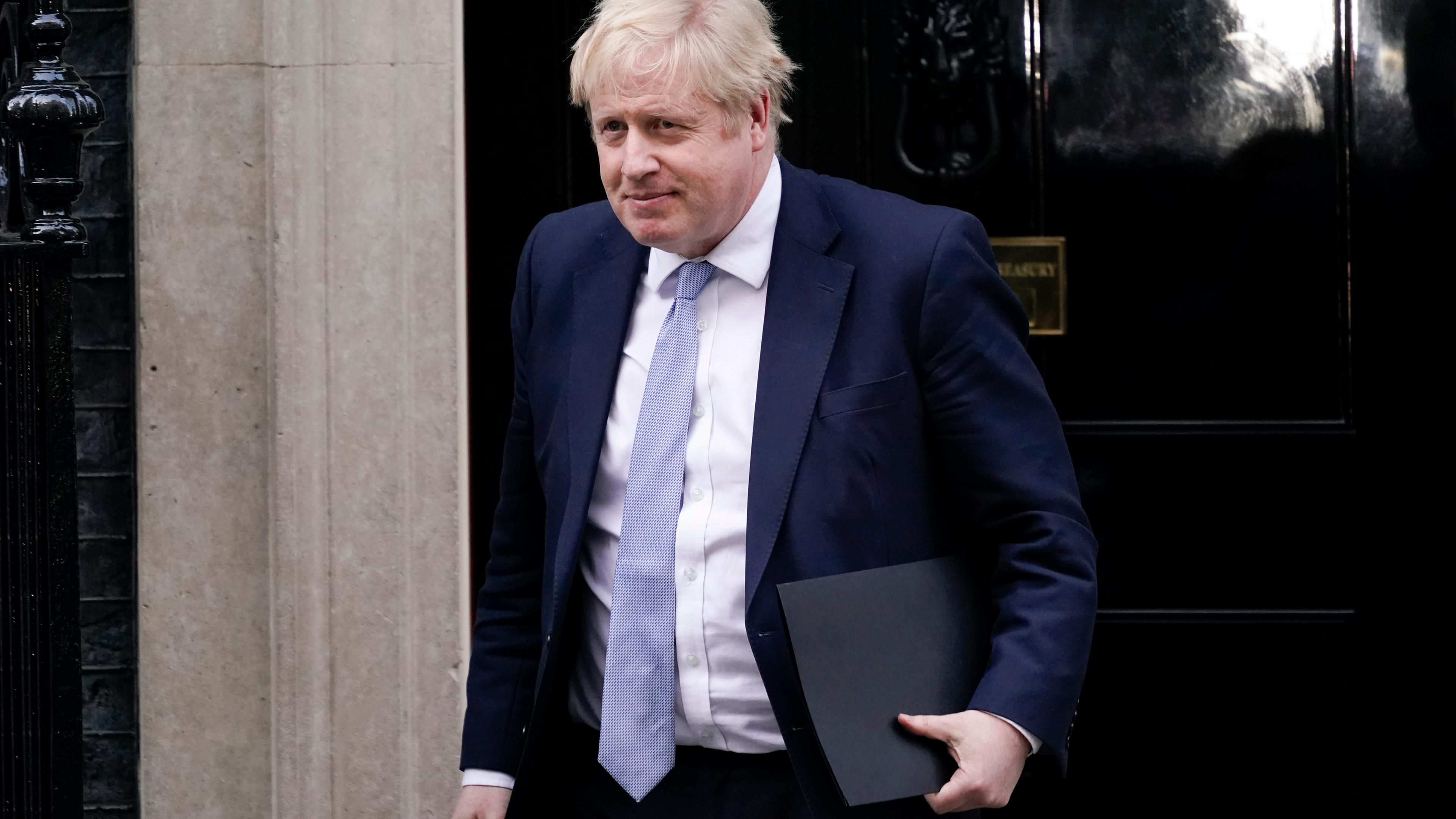 Großbritannien, London: Premierminister Boris Johnson verlässt das Haus in der Downing Street.