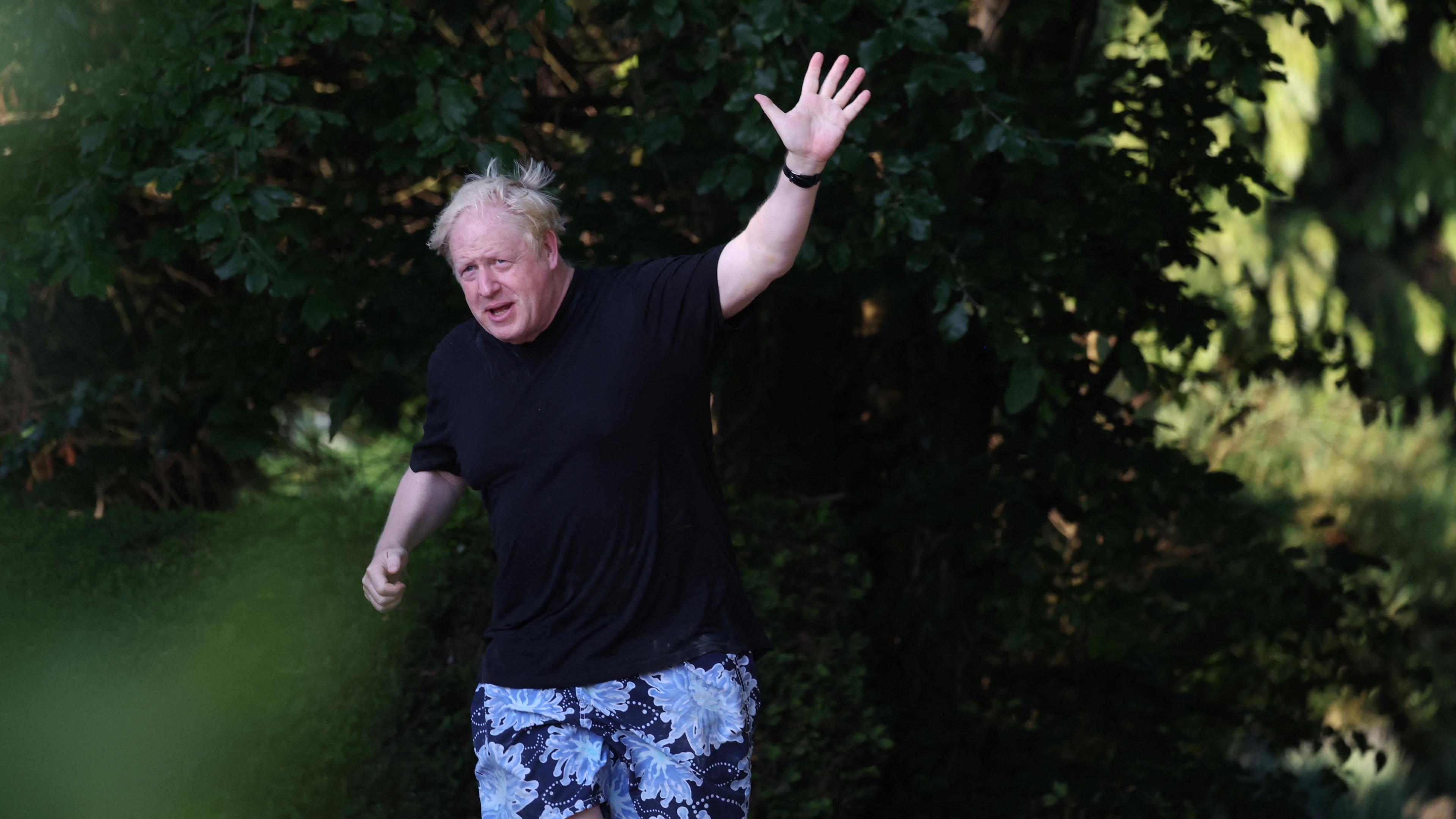 Der ehemalige britische Premierminister Boris Johnson winkt, während er am 15. Juni 2023 in der Nähe seines Hauses in Oxfordshire joggt.
