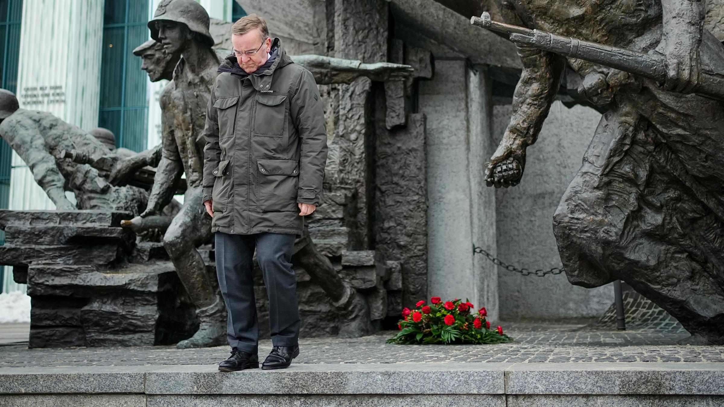 Boris Pistorius legt am Denkmal des Warschauer Aufstands Blumen nieder.