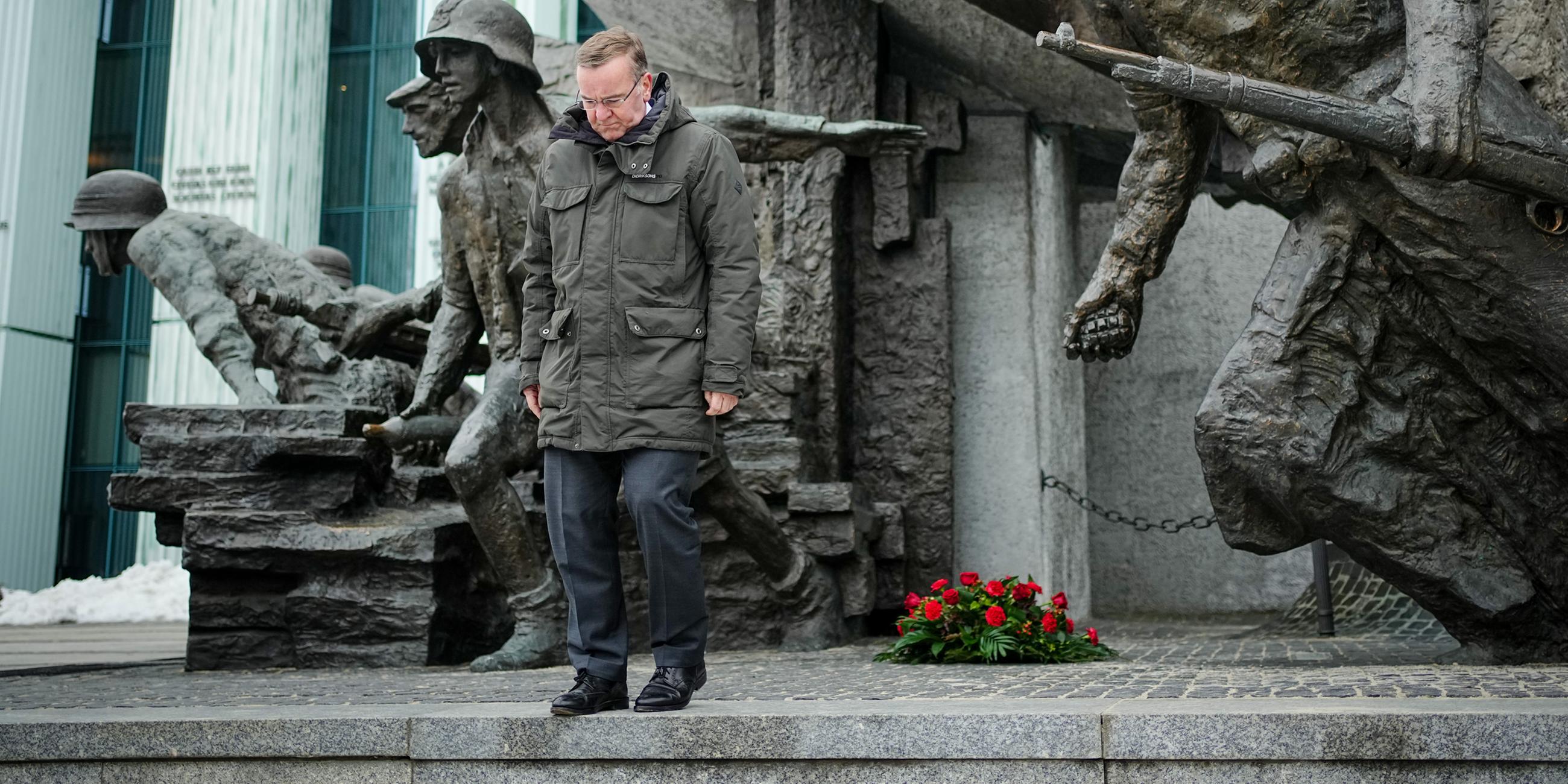 Boris Pistorius legt am Denkmal des Warschauer Aufstands Blumen nieder.
