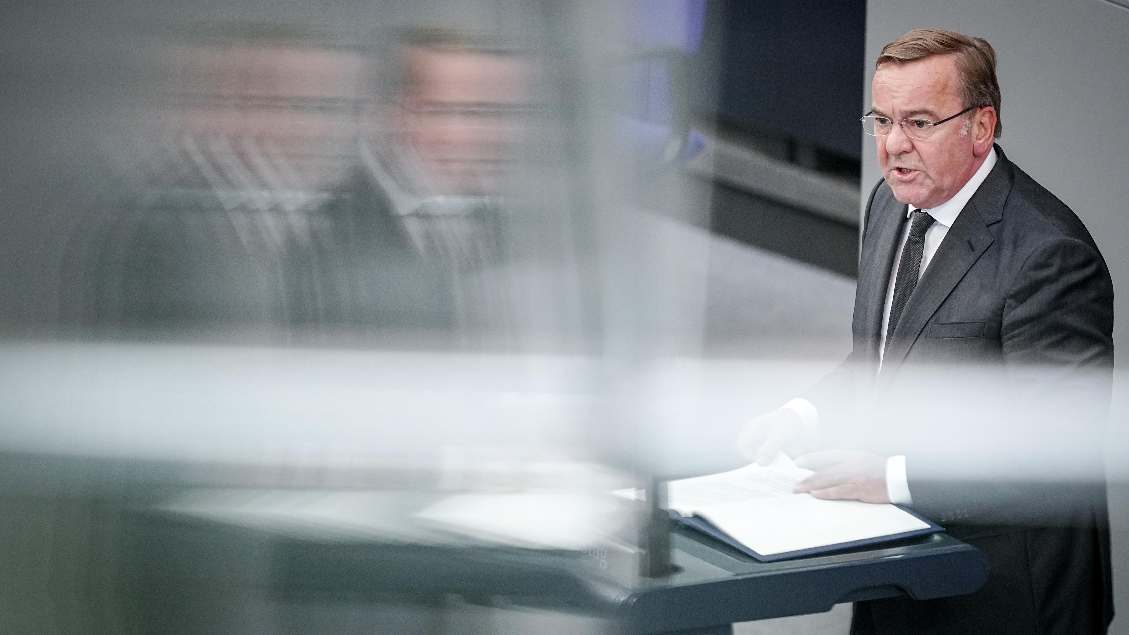 Bundesverteidigungsminister Boris Pistorius spricht im Berliner Bundestag zu den Abgeordneten.