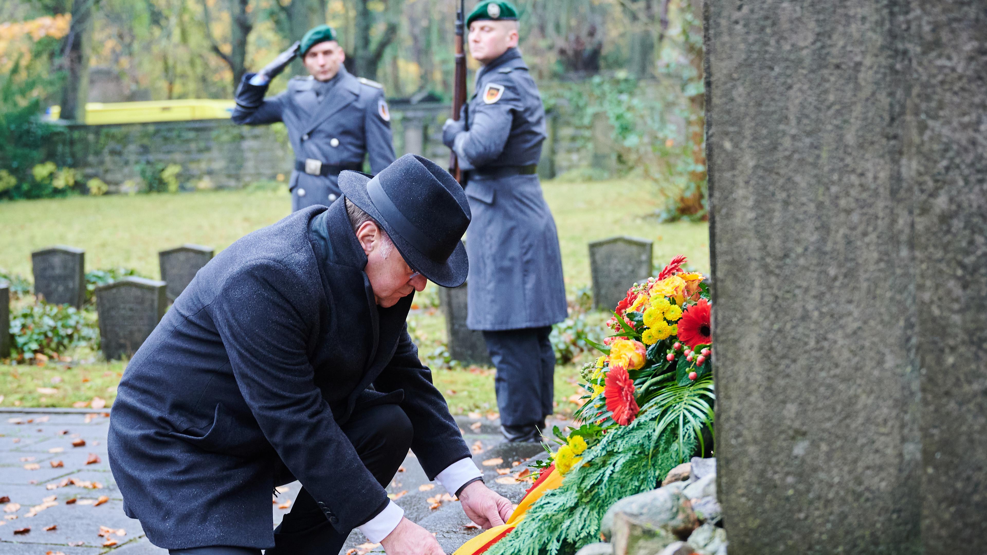 Berlin: Boris Pistorius (SPD), Bundesminister der Verteidigung, richtet den Kranz bei der Gedenkveranstaltung auf dem Jüdischen Friedhof Weißensee zum Volkstrauertag.