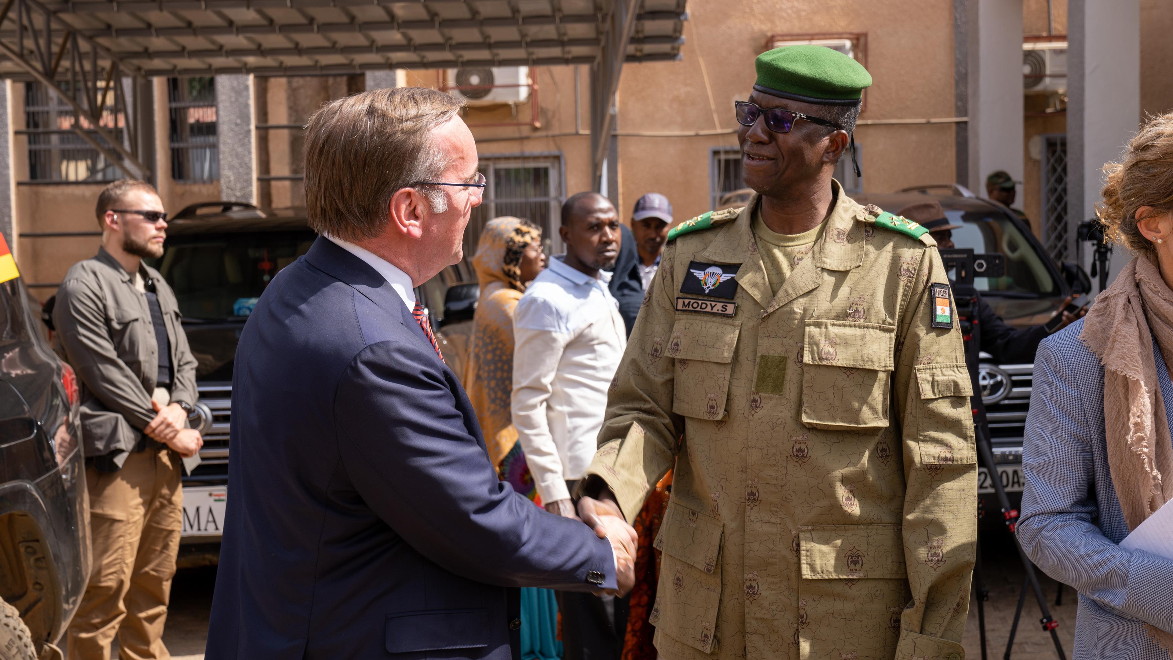 Boris Pistorius bei der Begrüßung durch Salifou Modi, General der nigrischen Armee am 19.12.2023 in Niamey.