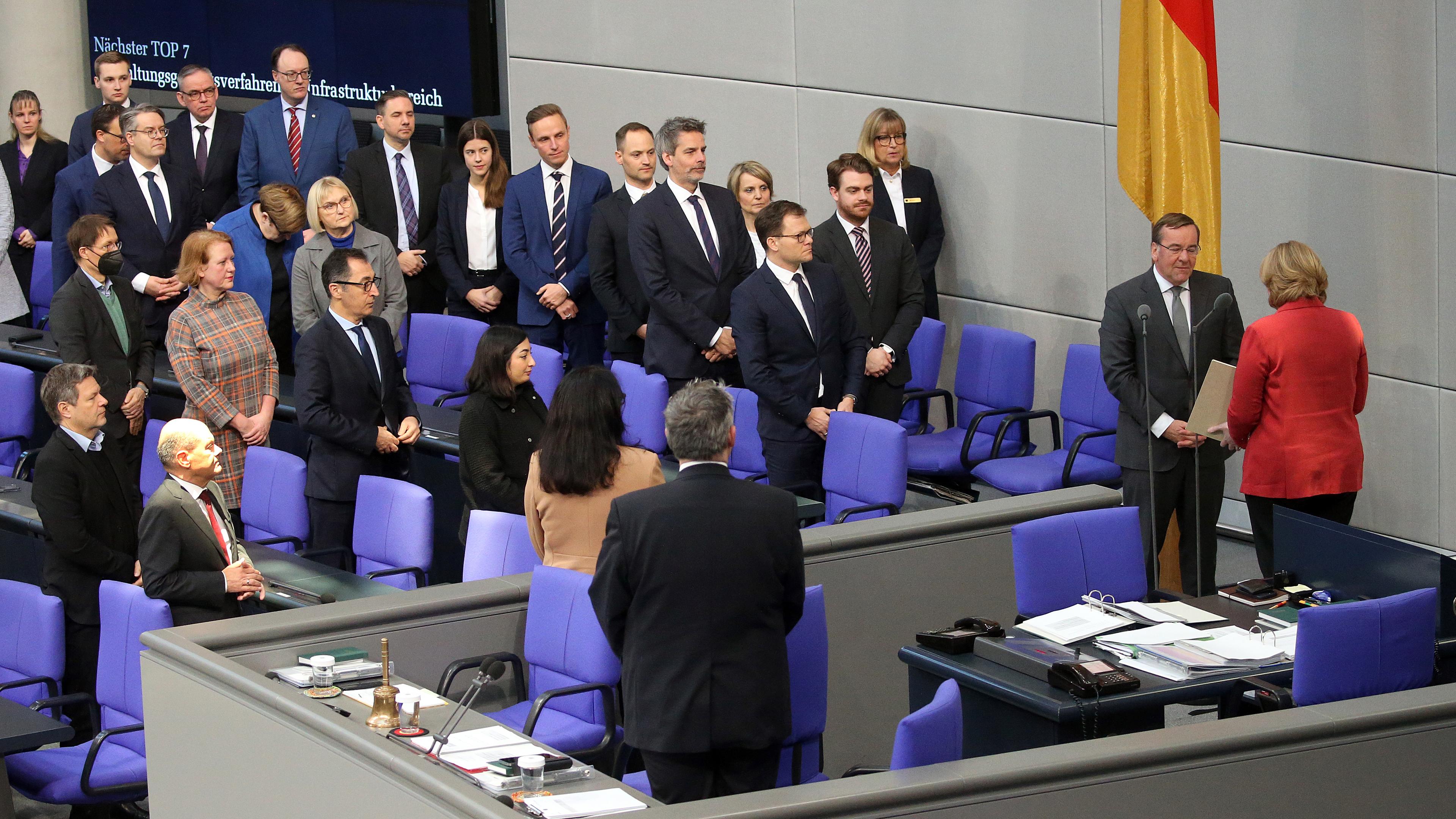Der deutsche Verteidigungsminister Boris Pistorius (L) legt einen Eid ab, während er von Bundestagspräsidentin Bärbel Bas (R) im Bundestag in Berlin vereidigt wird am 19.01.2023