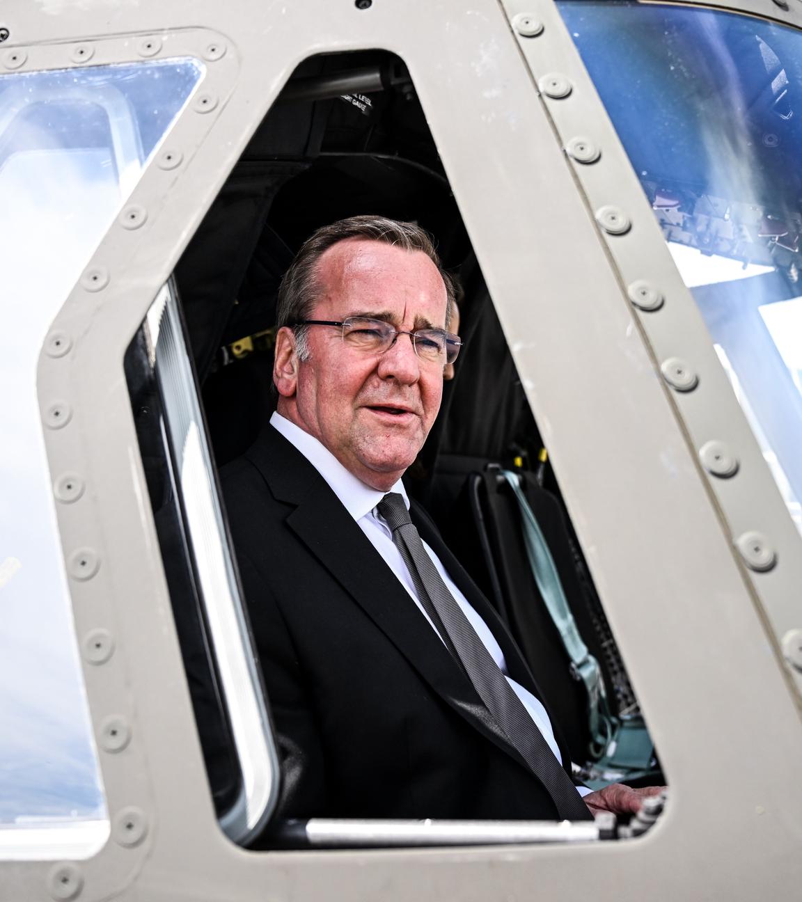 Boris Pistorius (SPD), Bundesminister der Verteidigung, sitzt in einem Chinook-Hubschrauber bei einem Besuch der Firma Boeing.