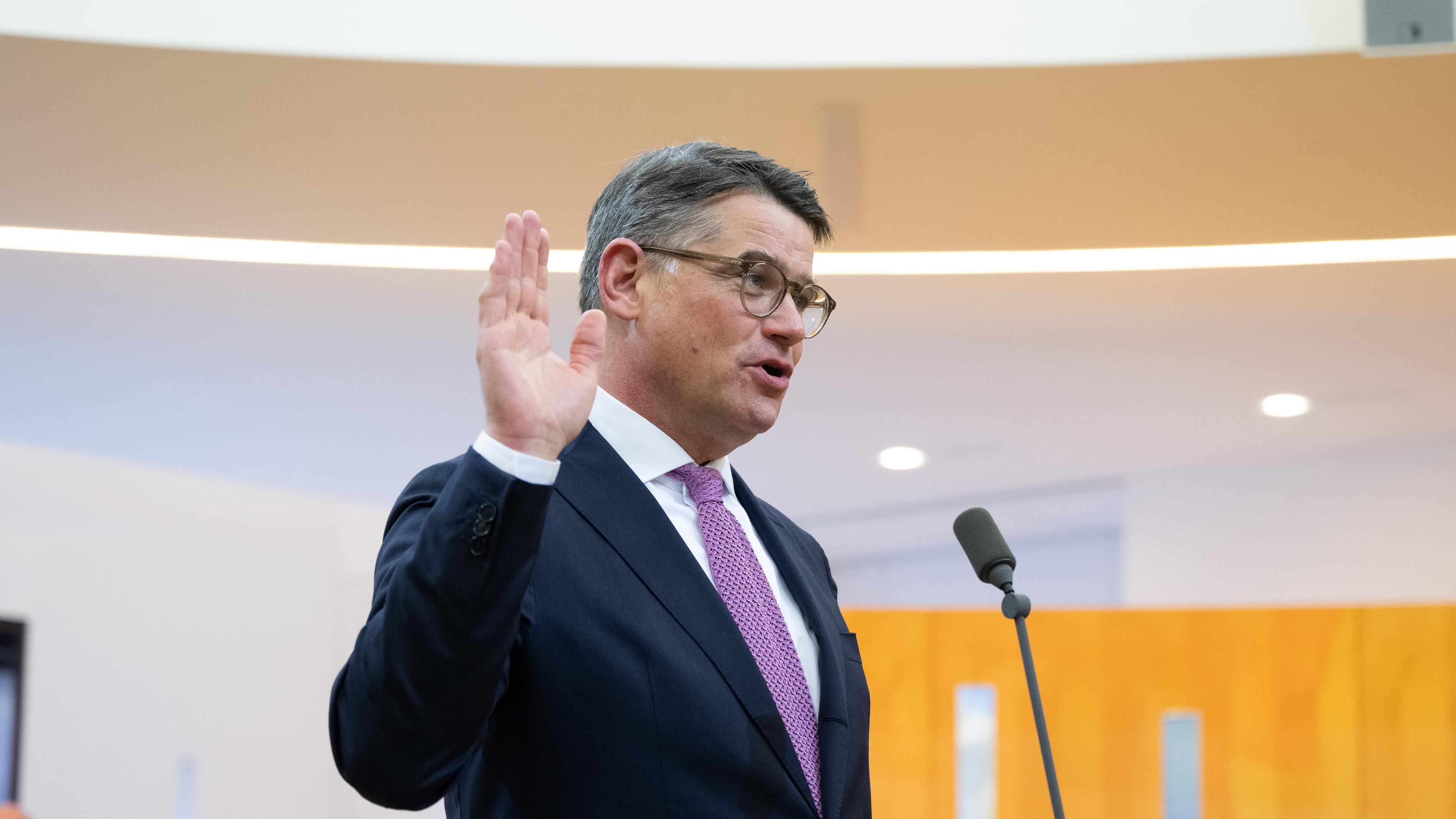 Hessen, Wiesbaden: Boris Rhein (CDU) wird im Landtag in Wiesbaden als neuer Ministerpräsident von Hessen vereidigt.