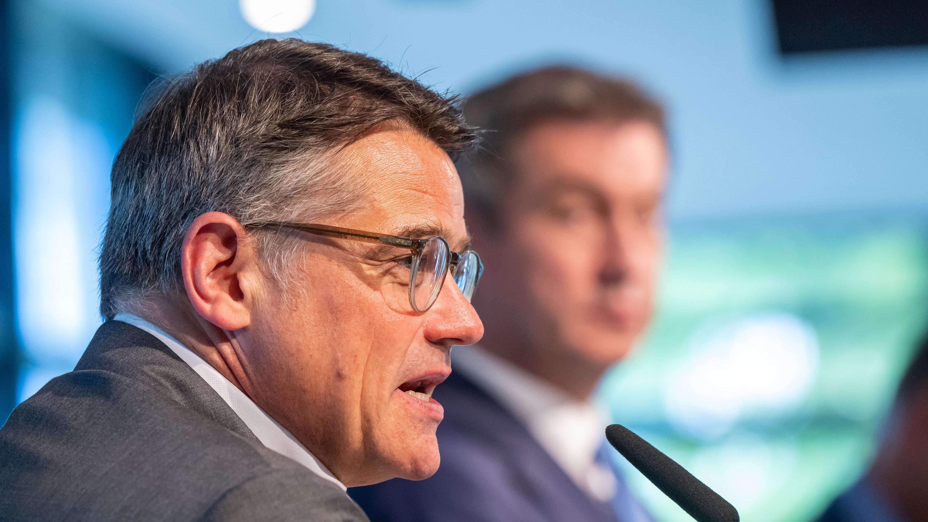  Boris Rhein (l, CDU), Ministerpräsident von Hessen, und Markus Söder (r), CSU-Parteivorsitzender, nehmen nach der gemeinsamen Präsidiumssitzung von CDU und CSU an einer abschließenden Pressekonferenz teil.