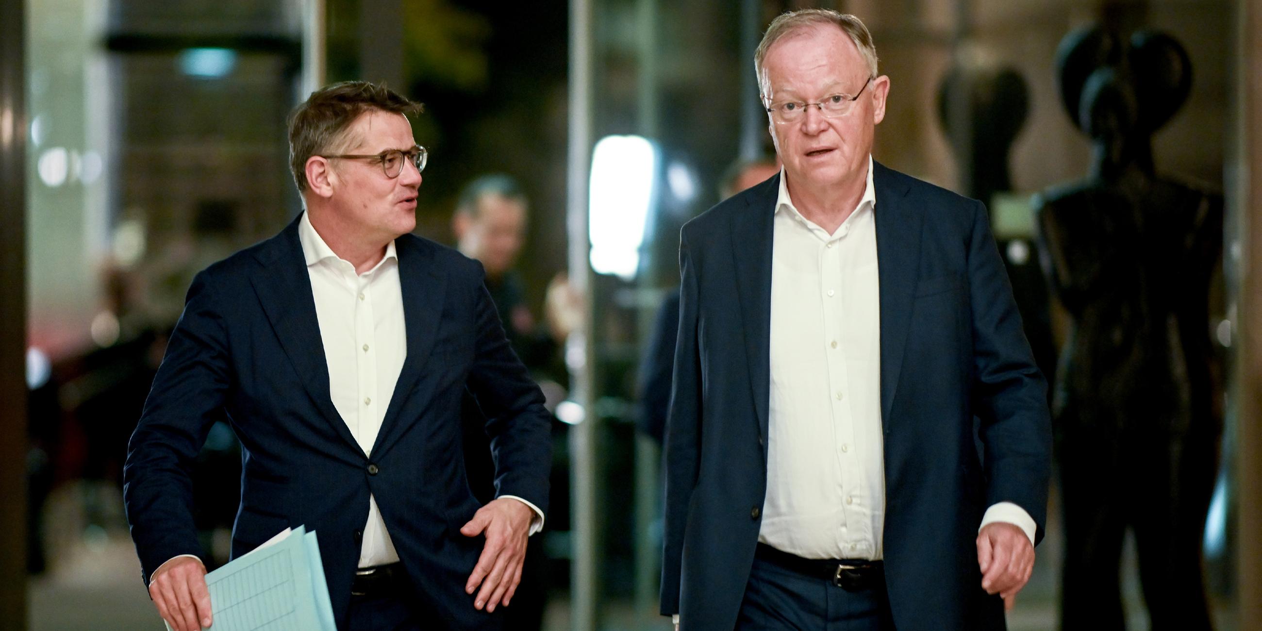 Boris Rhein und Stephan Weil kommen nach einem Spitzengespräch im Kanzleramt zum "Deutschlandpakt" zu einem Gespräch mit Journalisten. (13.10.2023)