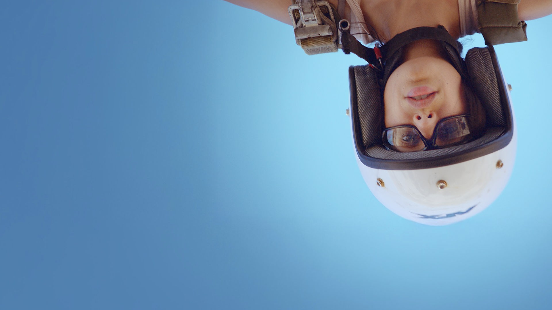 "Born in Evin": Regisseurin und Schauspielerin Maryam Zaree hängt kopfüber und trägt einen Schutzhelm und Schutzbrille.