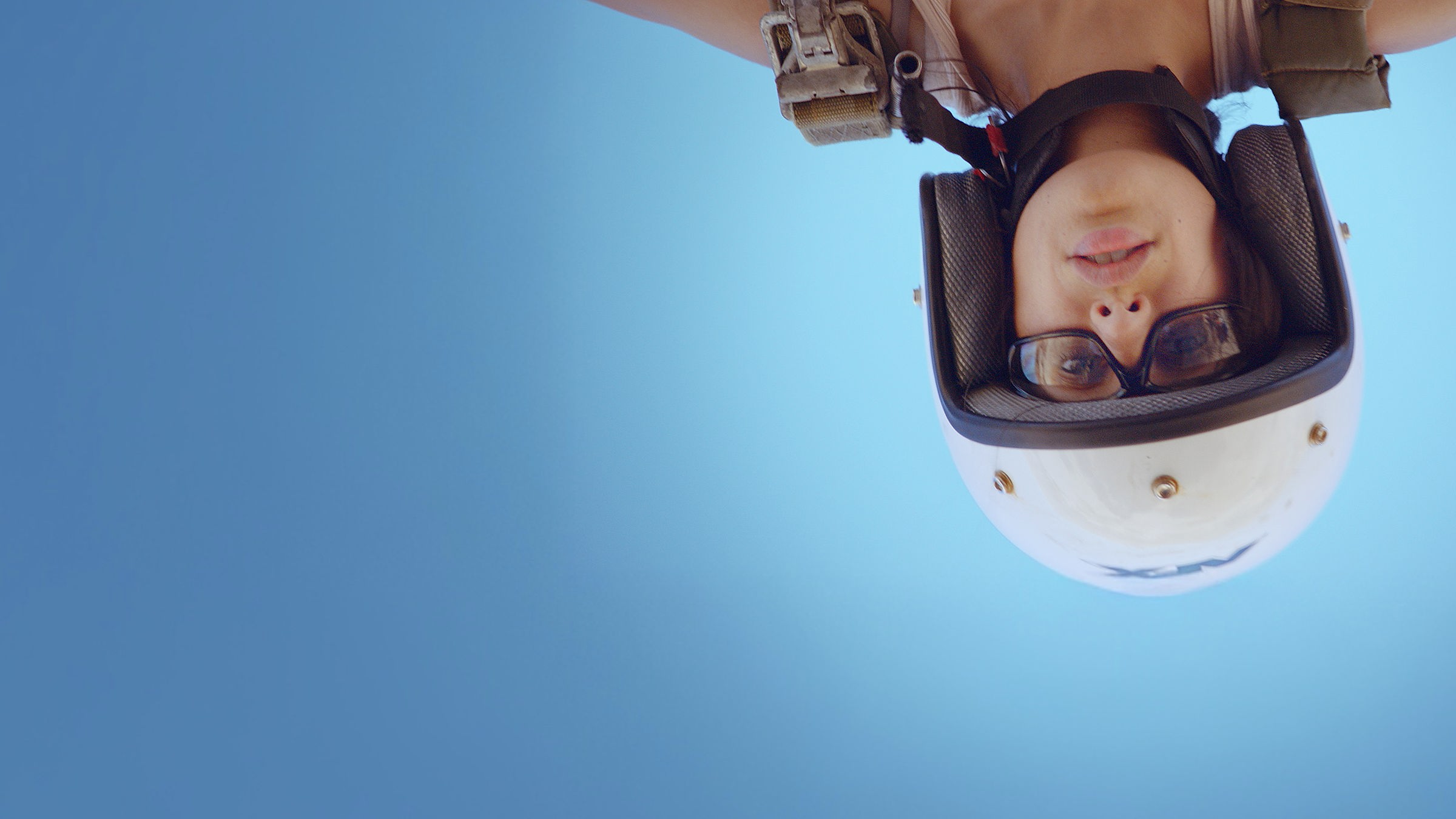 "Born in Evin": Regisseurin und Schauspielerin Maryam Zaree hängt kopfüber und trägt einen Schutzhelm und Schutzbrille.