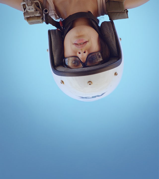 "Born in Evin": Regisseurin und Schauspielerin Maryam Zaree hängt kopfüber und trägt einen Schutzhelm und Schutzbrille.