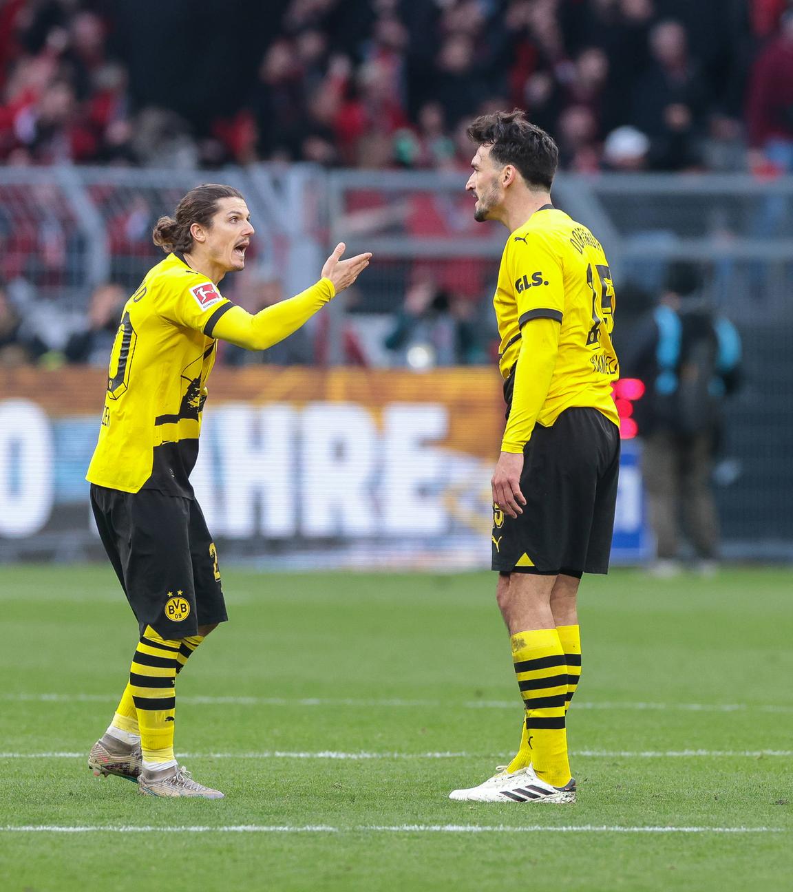 Marcel Sabitzer (l.) und Mats Hummels diskutieren nach dem verpassten Sieg gegen Leverkusen