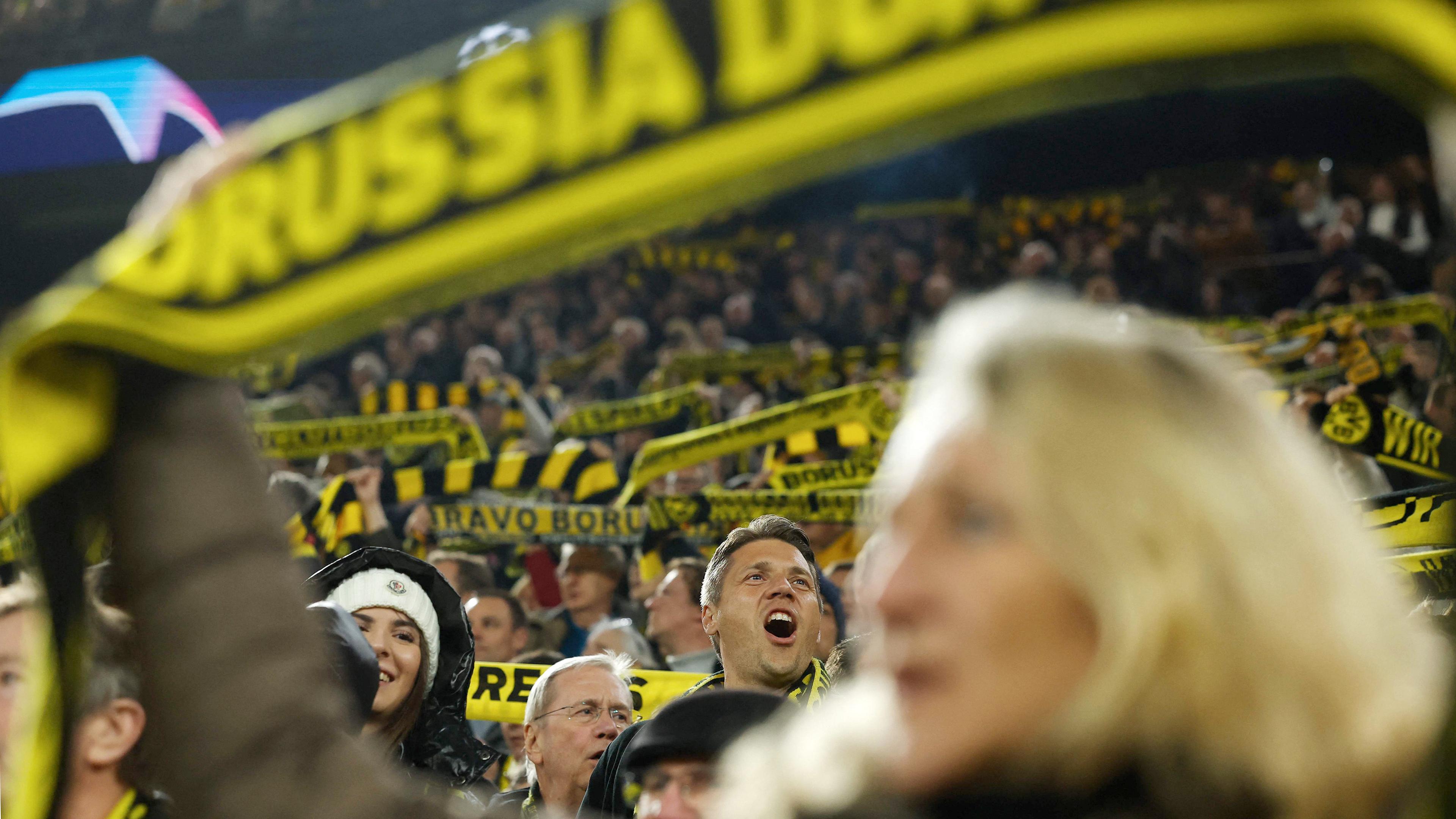 Dortmund-Fans zeigen ihre Schals vor dem Viertelfinal-Rückspiel der UEFA Champions League zwischen Borussia Dortmund und Atletico Madrid, aufgenommen am 16.04.2024 in Dortmund