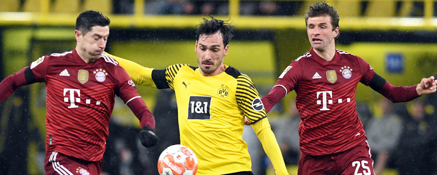 Manuel Akanji (BVB), Robert Lewandowski (Muenchen), Mats Hummels (BVB), Thomas Meunier (BVB) und Thomas Mueller (Muenchen) kämpfen um den Ball.