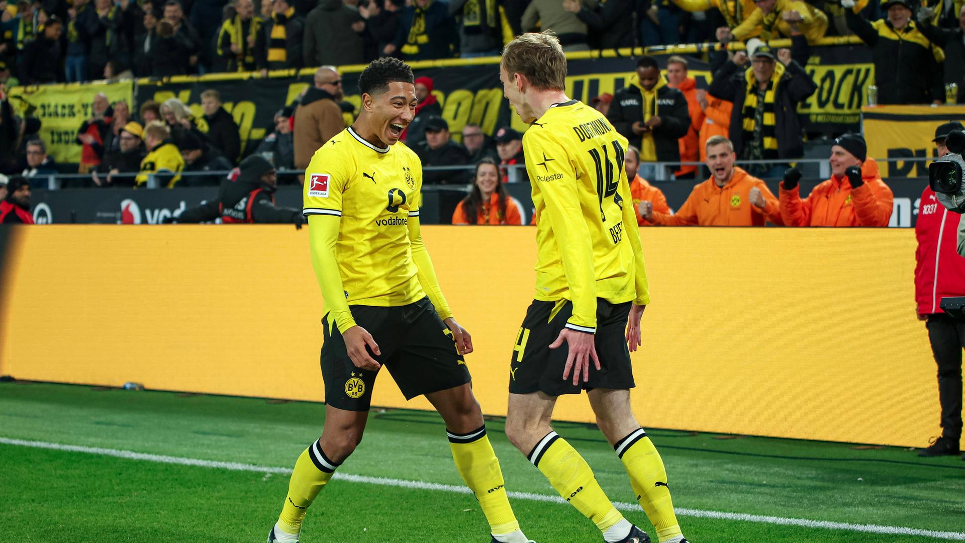 Jobe Bellingham (BVB 7) und Maximilian Beier (BVB 14) jubeln. 