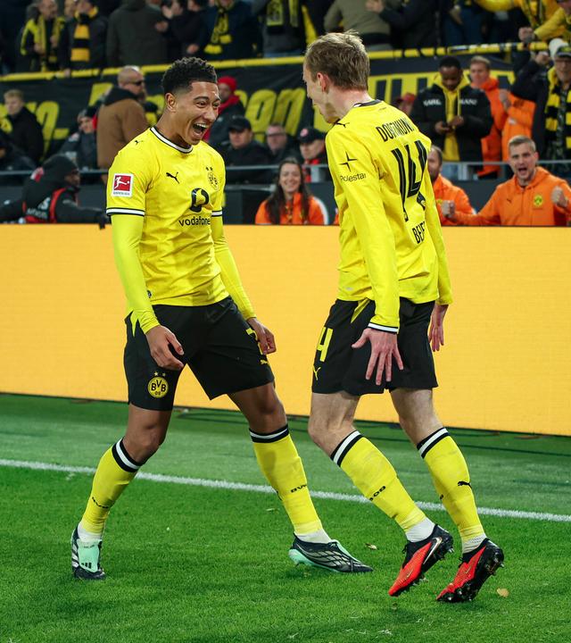 Jobe Bellingham (BVB 7) und Maximilian Beier (BVB 14) jubeln. 