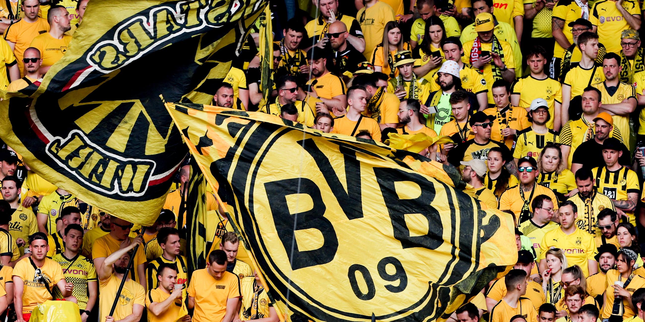 Fanblock von Borussia Dortmund beim Spiel gegen Freiburg.