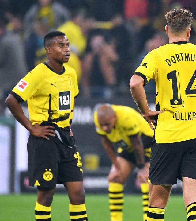 Youssoufa Moukoko und Niclas Füllkrug (Dortmund) nach dem Spiel gegen den FC Heidenheim.