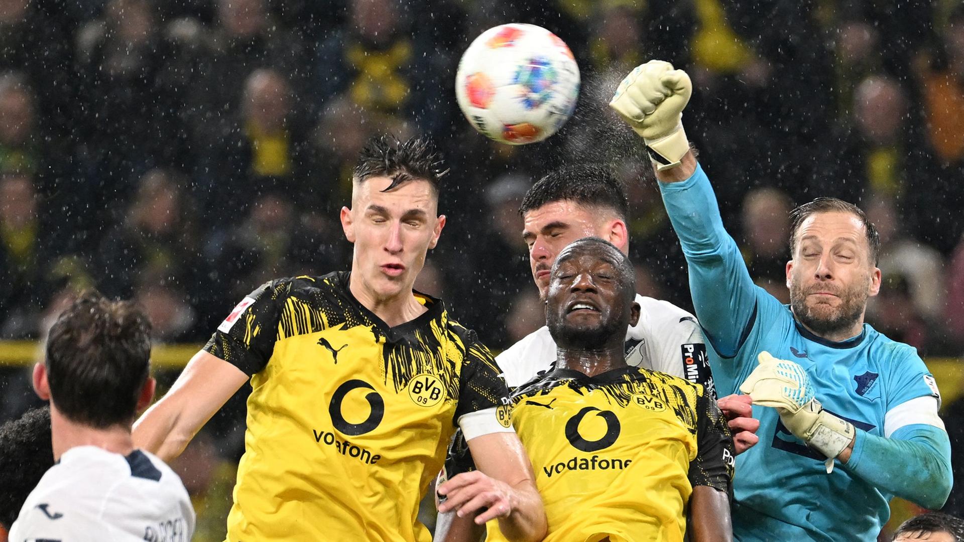 Nico Schlotterbeck (Dortmund) und Albian Hajdari (Hoffenheim) kämpfen um den Ball.