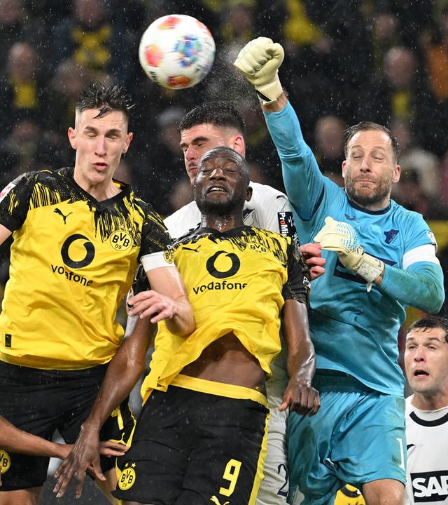 Nico Schlotterbeck (Dortmund) und Albian Hajdari (Hoffenheim) kämpfen um den Ball.