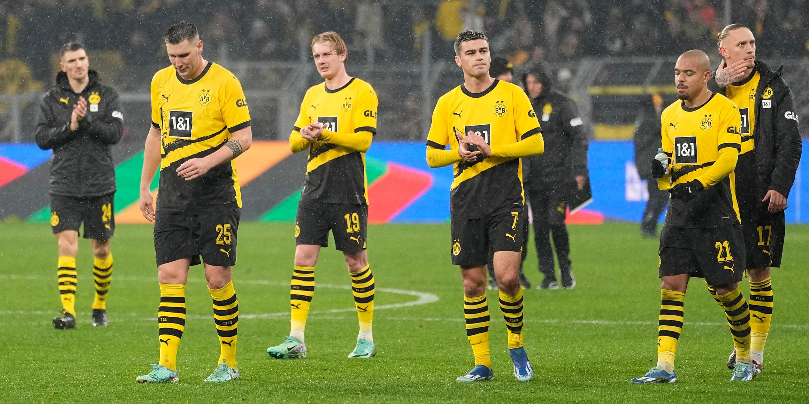 Spieler von Borussia Dortmund verlassen den Platz.