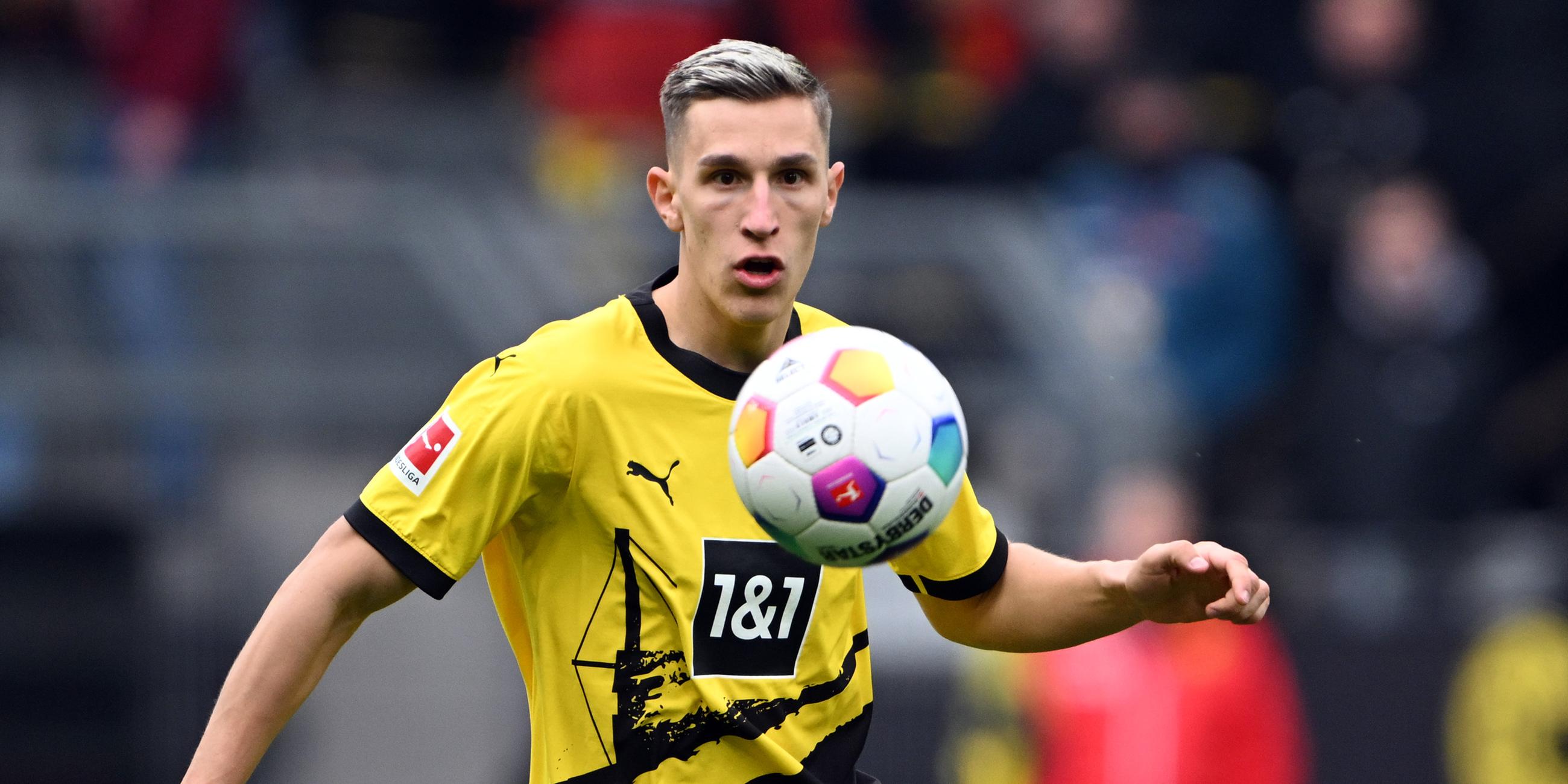 Dortmunds Nico Schlotterbeck spielt den Ball.