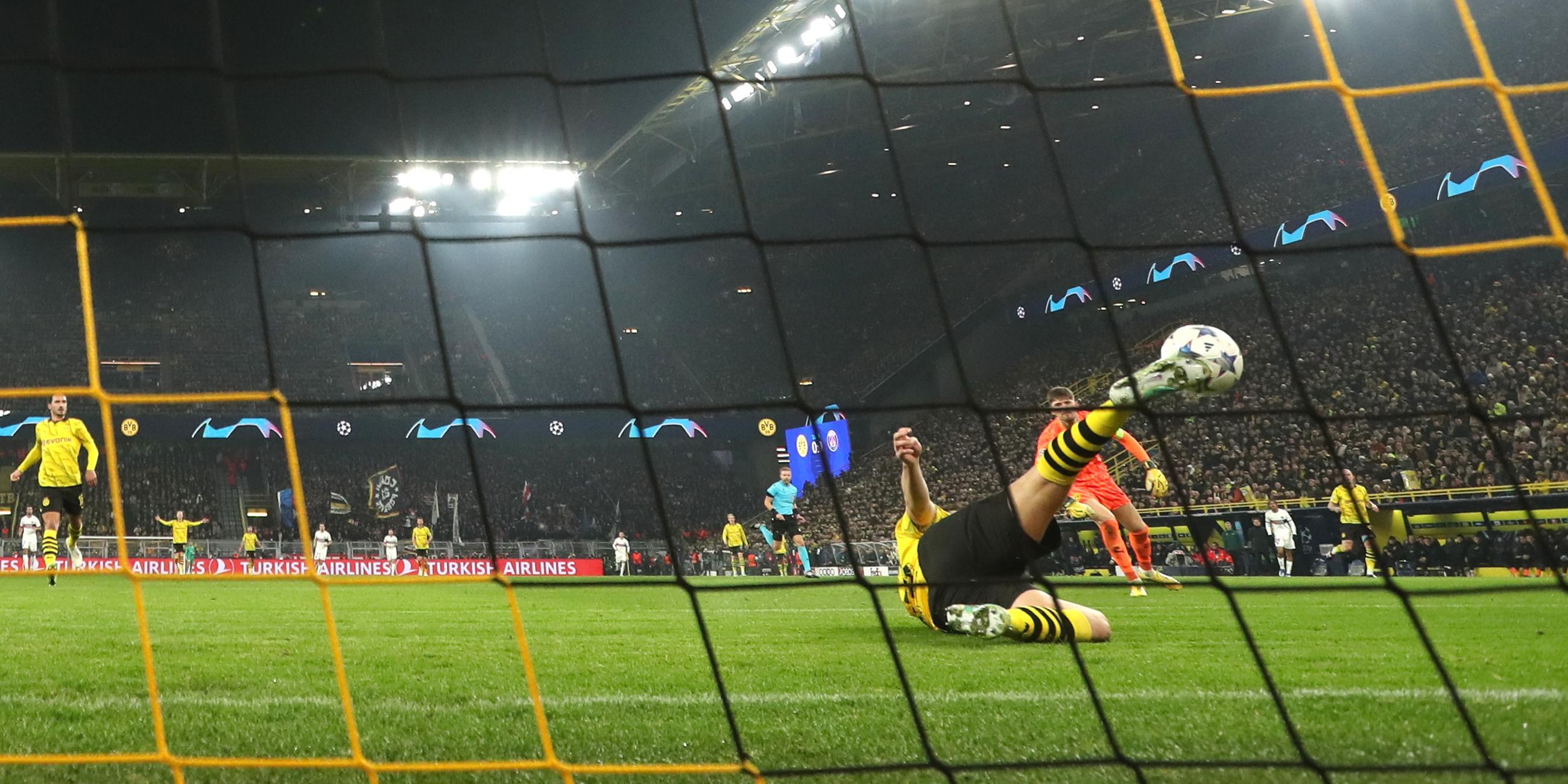 Dortmunds Niklas Suele klärt den Ball während des UEFA Champions League-Gruppenspiels.