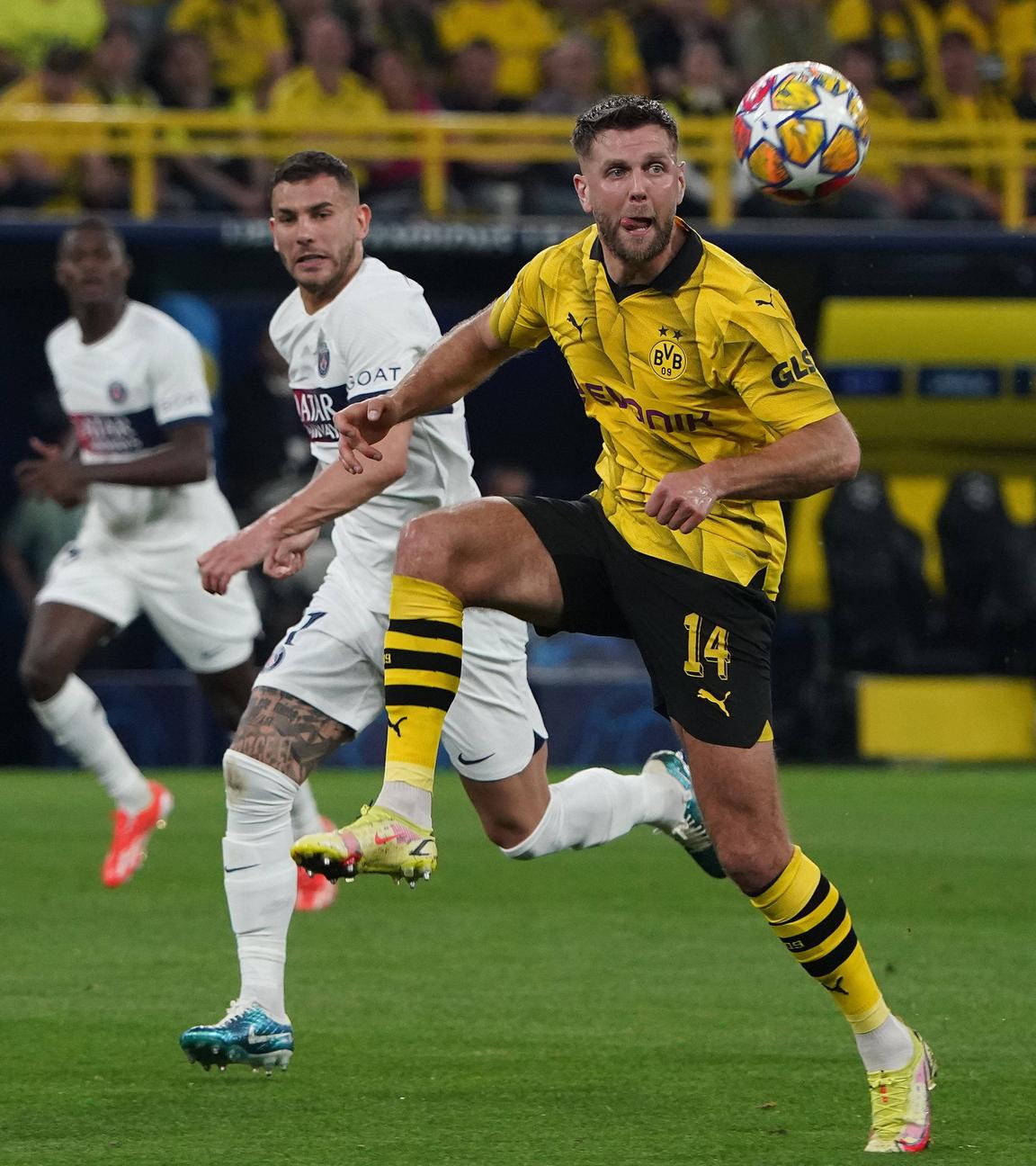 Dortmunds Niclas Fuellkrug, oben, springt während des Halbfinal-Hinspiels der Champions League zwischen Borussia Dortmund und Paris Saint-Germain.