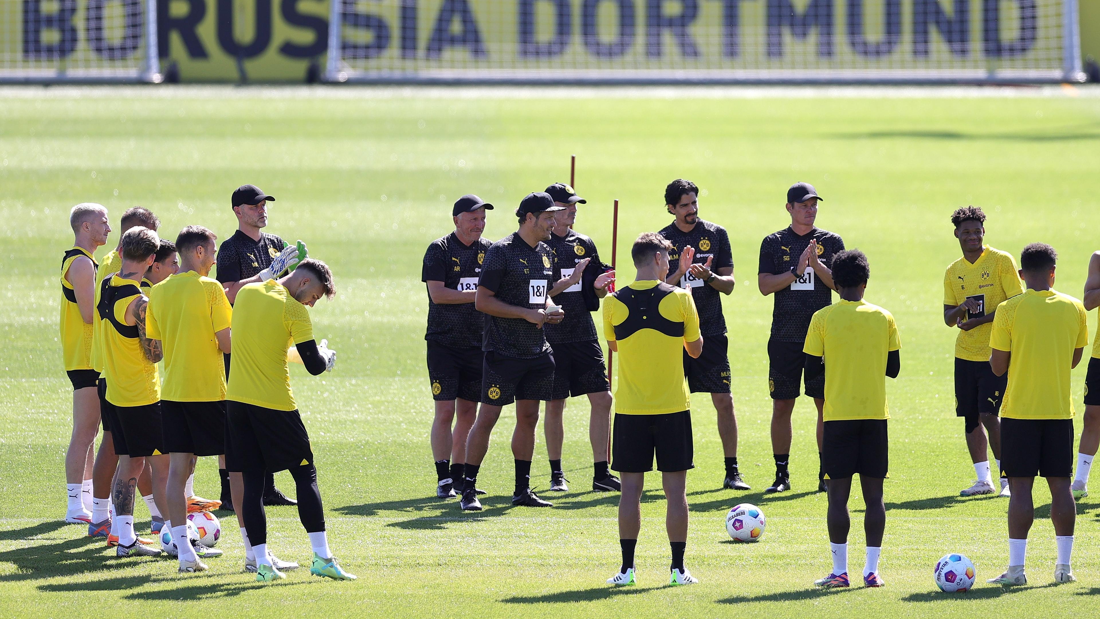 Trainer Edin Terzic spricht zu den Spielern von Borussia Dortmund
