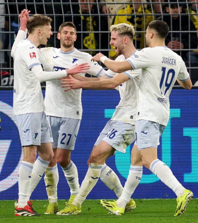 Maximilian Beier (l) von Hoffenheim jubelt über sein Tor zum 3:2.