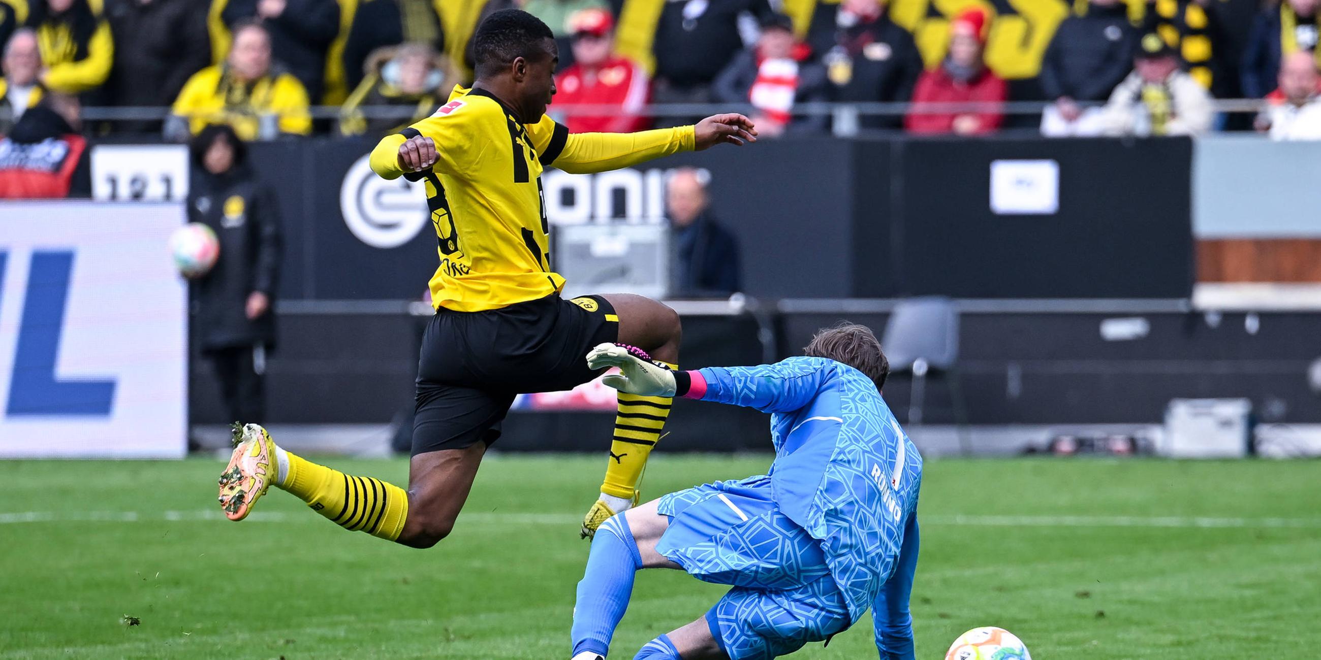 Youssoufa Moukoko (Borussia Dortmund 18) schießt das Tor zum 2:1. 