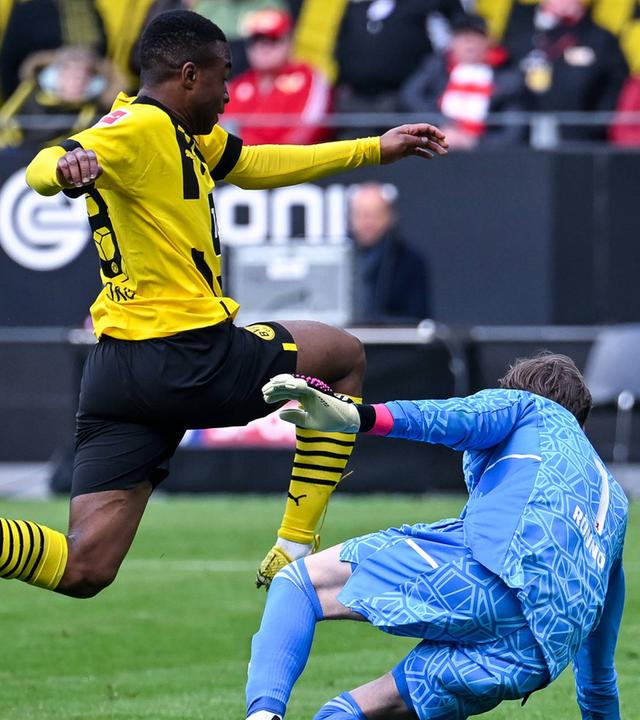 Youssoufa Moukoko (Borussia Dortmund 18) schießt das Tor zum 2:1. 