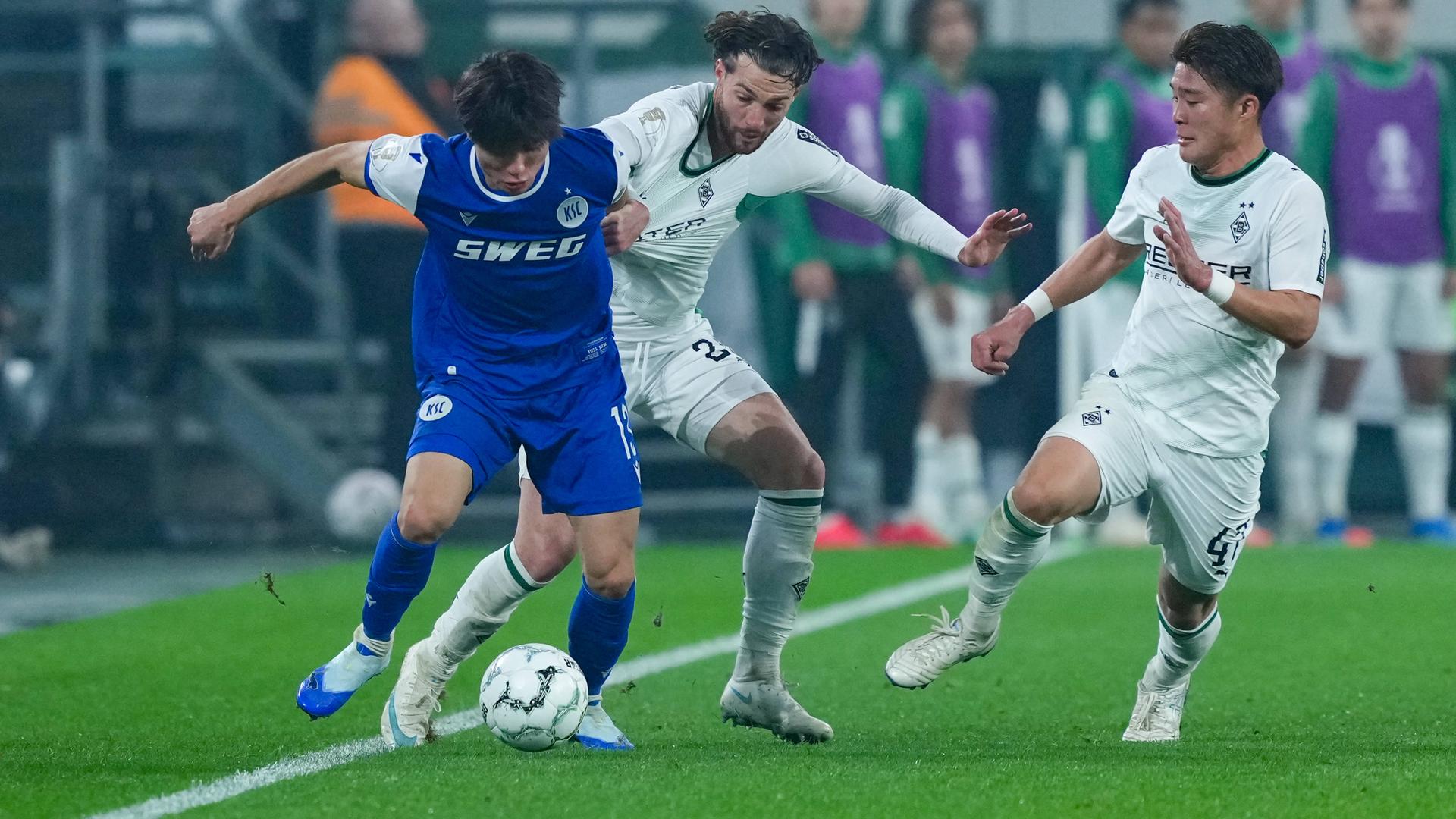 Shio Fukuda (Karlsruher SC, 13) im Zweikampf. 