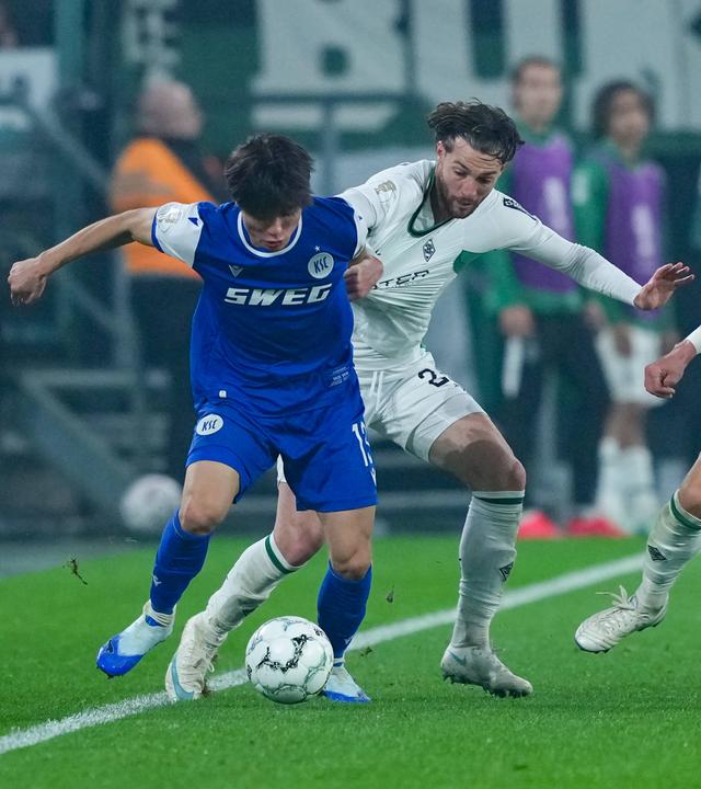 Shio Fukuda (Karlsruher SC, 13) im Zweikampf. 