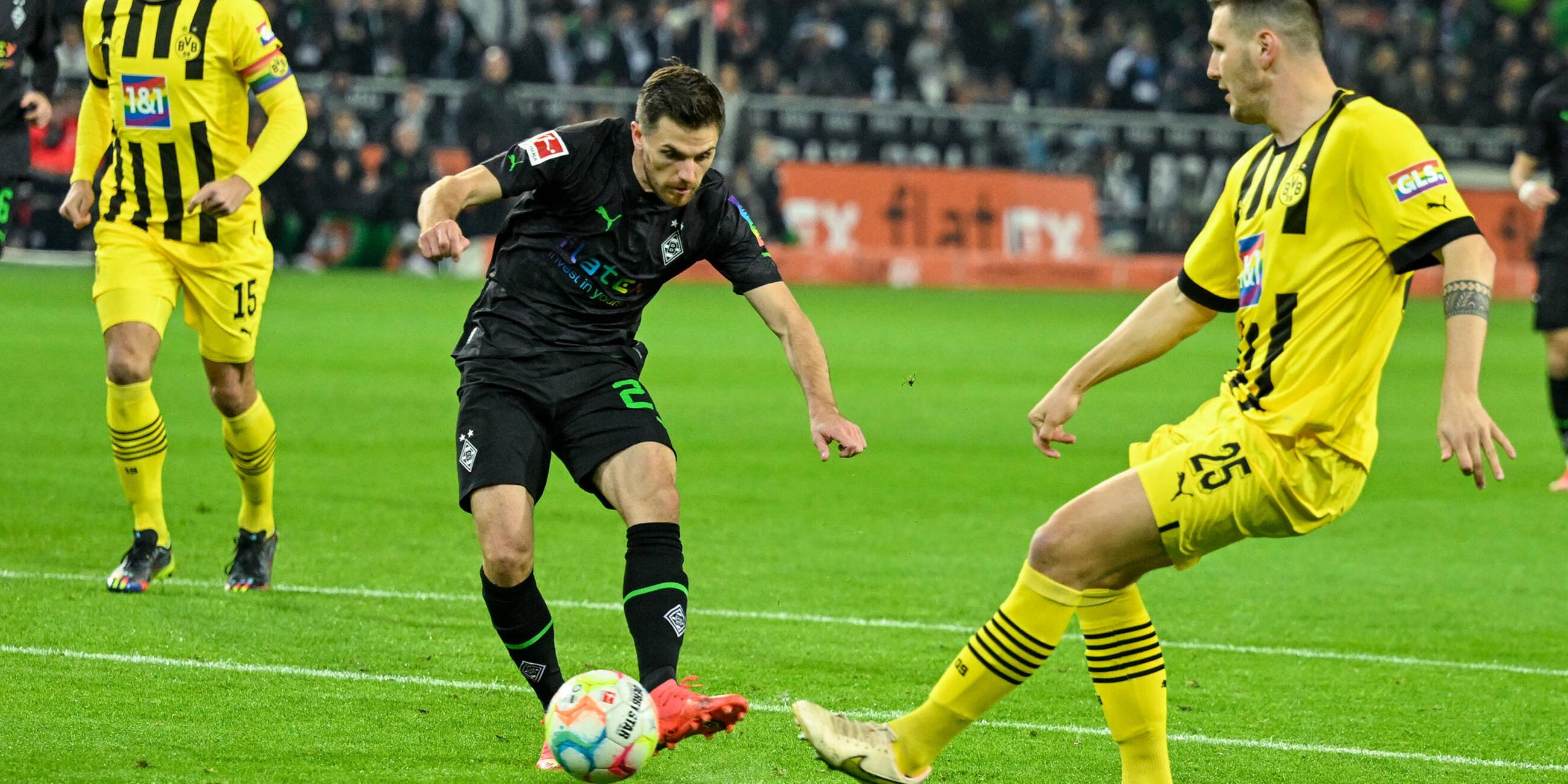 Jonas Hofmann (Borussia Mönchengladbach 23) schießt das Tor zum 1:0.