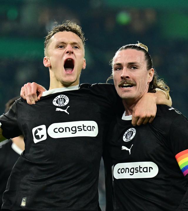 Torschuetze Martijn Kaars und Jackson Irvine (St. Pauli) jubeln. 