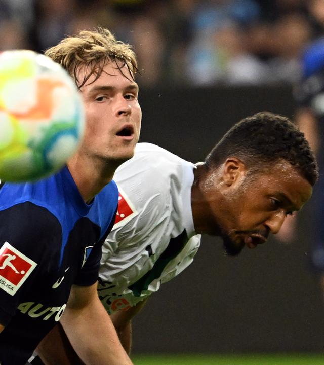 19.08.2022, Nordrhein-Westfalen, Mönchengladbach: Fußball: Bundesliga, Borussia Mönchengladbach - Hertha BSC, 3. Spieltag, Stadion im Borussia-Park. Gladbachs Alassane Plea (r) und der Berliner Maximilian Mittelstädt kämpfen um den Ball.