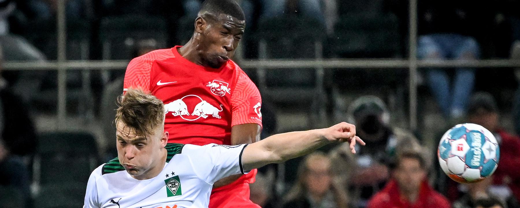 Der Gladbacher Luca Netz gegen Nordi Mukiele von Leipzig im Kopfballduell