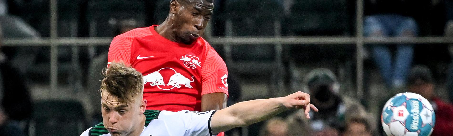 Der Gladbacher Luca Netz gegen Nordi Mukiele von Leipzig im Kopfballduell