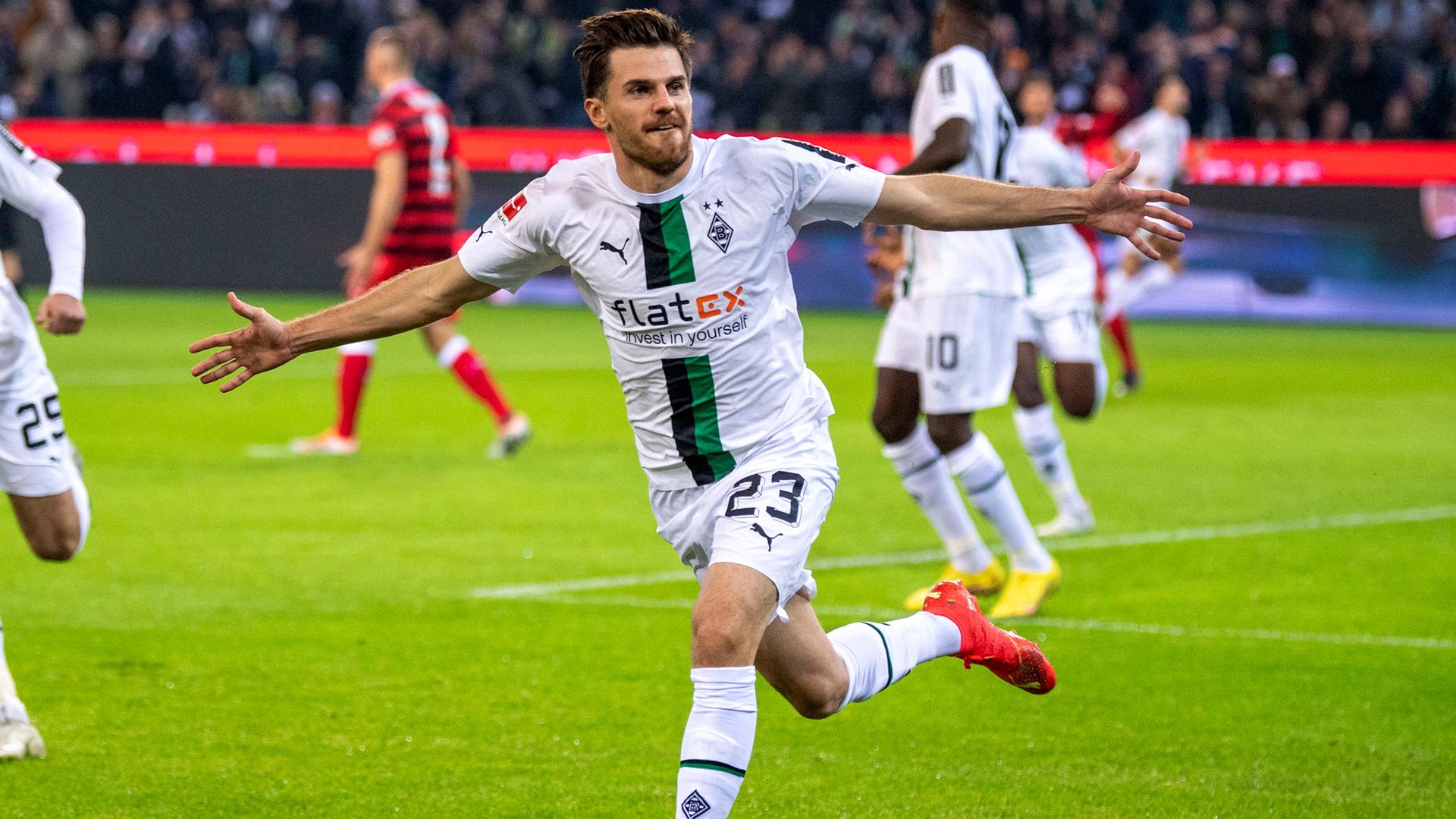 Gladbachs Jonas Hofmann (M) jubelt nach seinem Tor zum 1:0 gegen Stuttgart am 04.11.2022, Mönchengladbach.