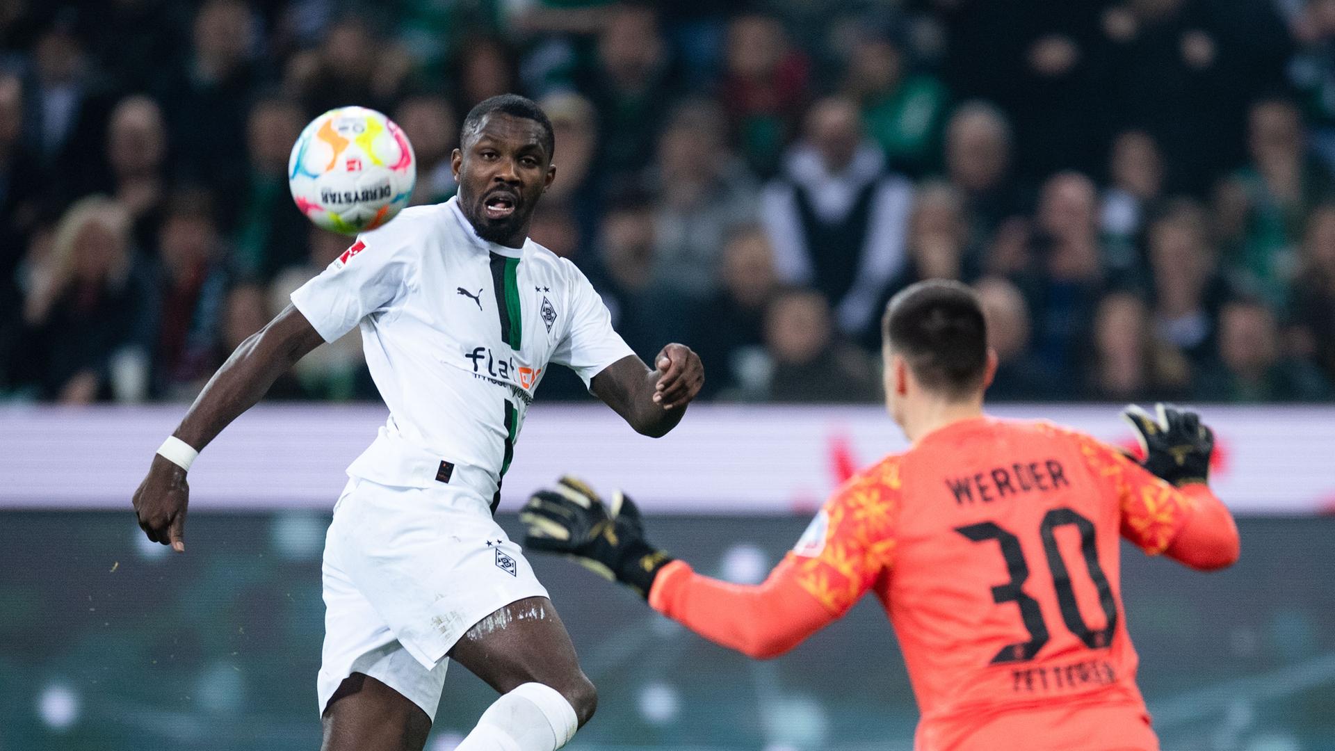 Gladbachs Marcus Thuram (l) vergibt eine Torchance gegen Bremens Torhüter Michael Zetterer.