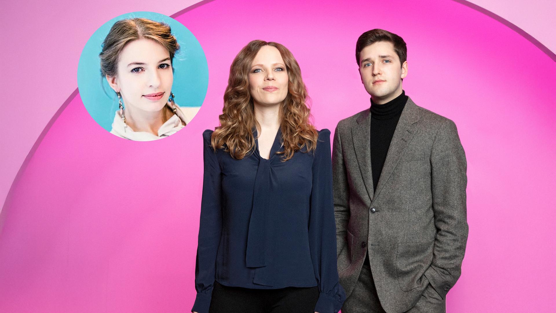 Auf dem Bild ist Sarah Bosetti in der Mitte zu sehen. Auf der linken Seite ist ein Kreis mit blauem Hintergrund. Dort ist Marina Weisband abgebildet. Auf der rechten Seite steht Ole Nymoen. Der Hintergrund ist rosa.