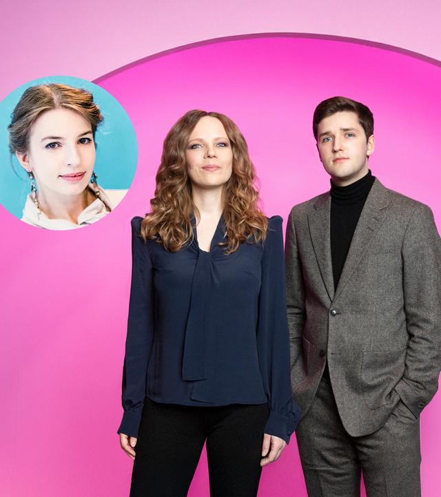 Auf dem Bild ist Sarah Bosetti in der Mitte zu sehen. Auf der linken Seite ist ein Kreis mit blauem Hintergrund. Dort ist Marina Weisband abgebildet. Auf der rechten Seite steht Ole Nymoen. Der Hintergrund ist rosa.