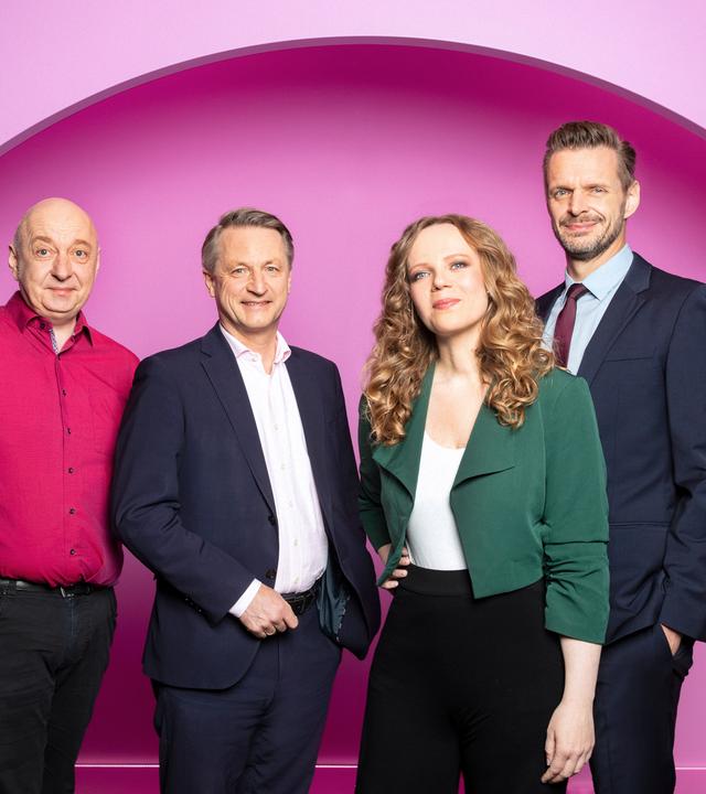 Auf dem Foto sind vier Personen abgebildet. Das sind die Personen von links aus: Horst Evers, Nikolaus Blome, Sarah Bosetti und Florian Schroeder. Der Hintergrund ist rosa.