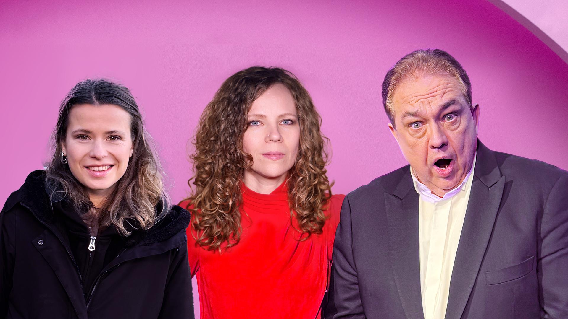 Sarah Bosetti steht in der Mitte des Bildes. Auf ihrer linken Seite steht Luisa Neubauer. Rechts von ihr ist Oliver Kalkofe. Der Hintergrund ist rosa.