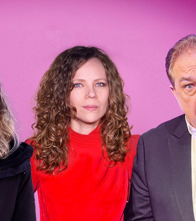 Sarah Bosetti steht in der Mitte des Bildes. Auf ihrer linken Seite steht Luisa Neubauer. Rechts von ihr ist Oliver Kalkofe. Der Hintergrund ist rosa.