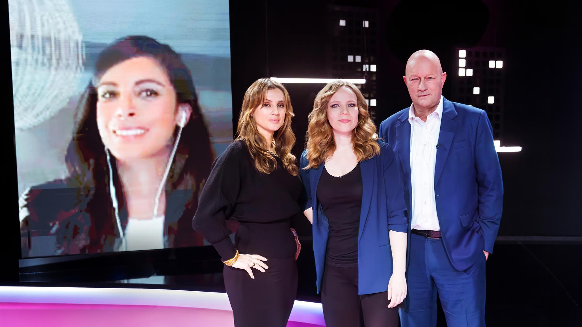 Auf dem Bild ist Sarah Bosetti mittig zu sehen. Neben ihr stehen von links: Collien Ulmen-Fernandes, zugeschaltet auf der Vidiwall, Jagoda Marinic und auf ihrer rechten Seite Thomas L. Kemmerich.