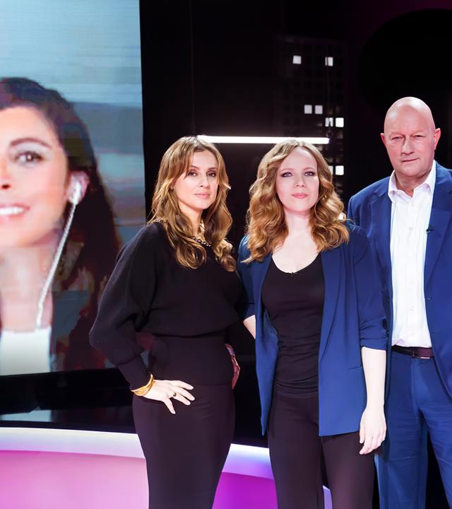 Auf dem Bild ist Sarah Bosetti mittig zu sehen. Neben ihr stehen von links: Collien Ulmen-Fernandes, zugeschaltet auf der Vidiwall, Jagoda Marinic und auf ihrer rechten Seite Thomas L. Kemmerich.