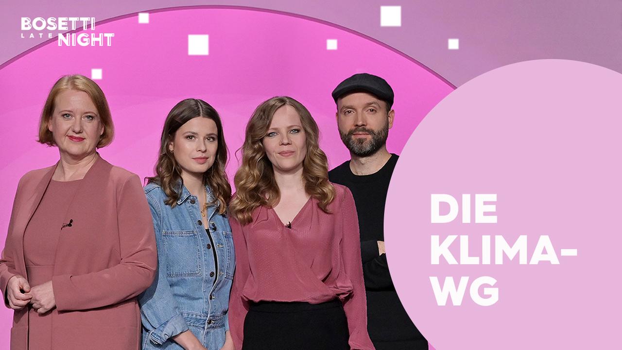 Auf dem Bild sind vier Personen zu sehen. Die Gastgeberin Sarah Bosetti ist die zweite Person von rechts. Der Hintergrund des Bilds ist rosa. Über den Köpfen der Personen sind kleine weiße Vierecke zu sehen. Vorne rechts ist ein rose Kreis mit Schrift.